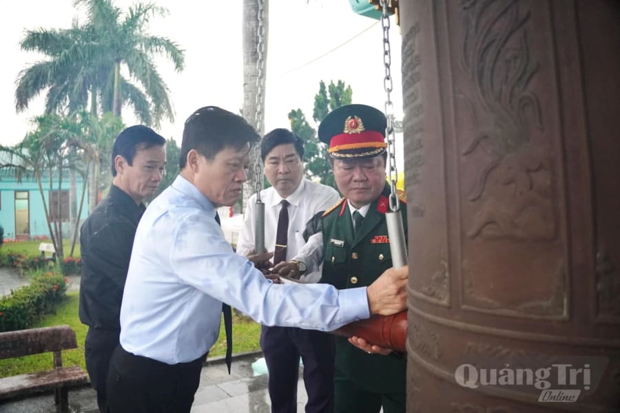 Đồng chí Lê Văn Bảo, Phó Chủ tịch UBND tỉnh và các đại biểu thỉnh 9 tiếng chuông tại Nghĩa trang liệt sĩ phường Quảng Trị - Ảnh: Đ.V
