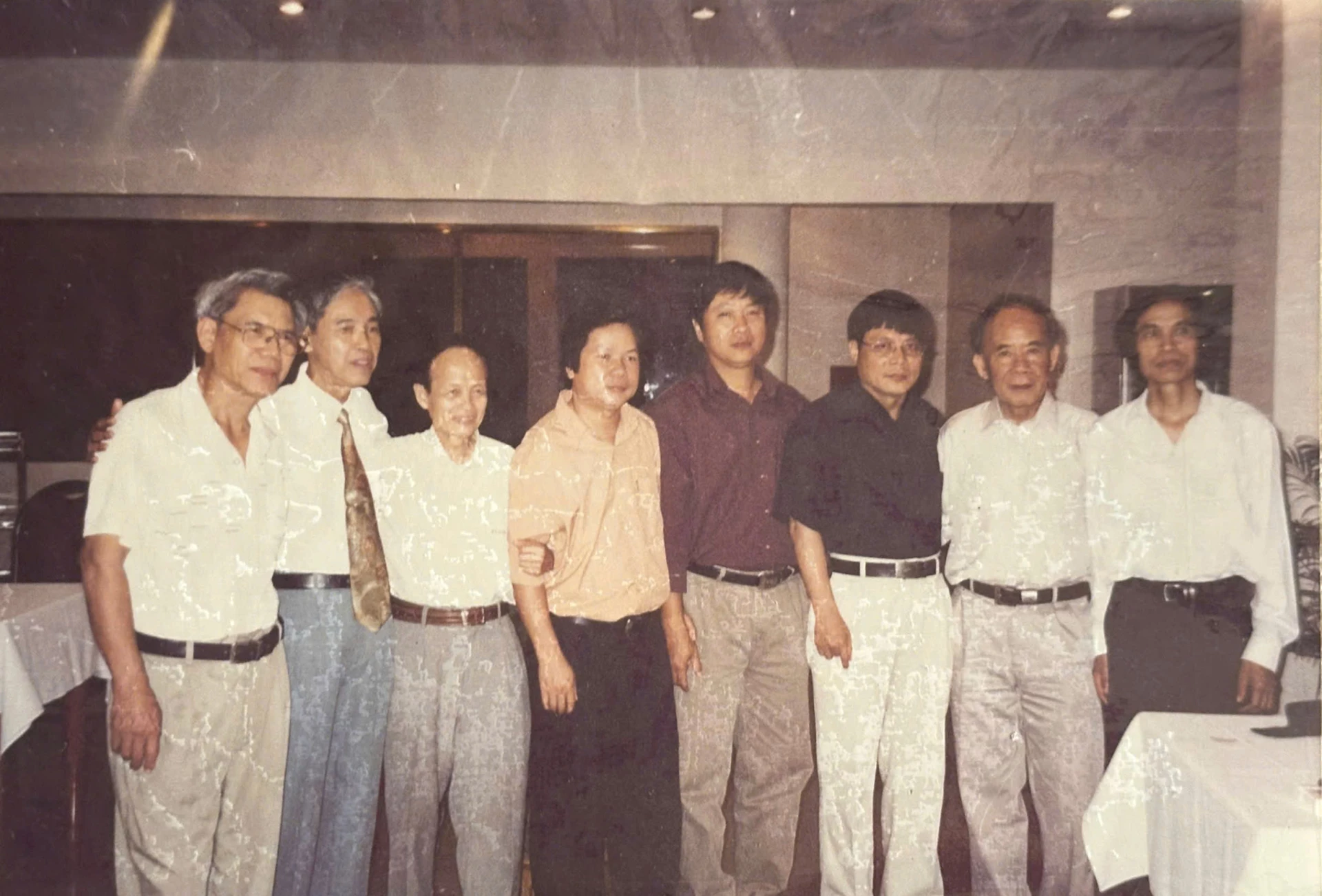 Nhà giáo Ưu tú Nguyễn Xuân Hòa (thứ 2 từ trái sang) chụp ảnh lưu niệm cùng các đồng nghiệp - Ảnh: P.P.P
