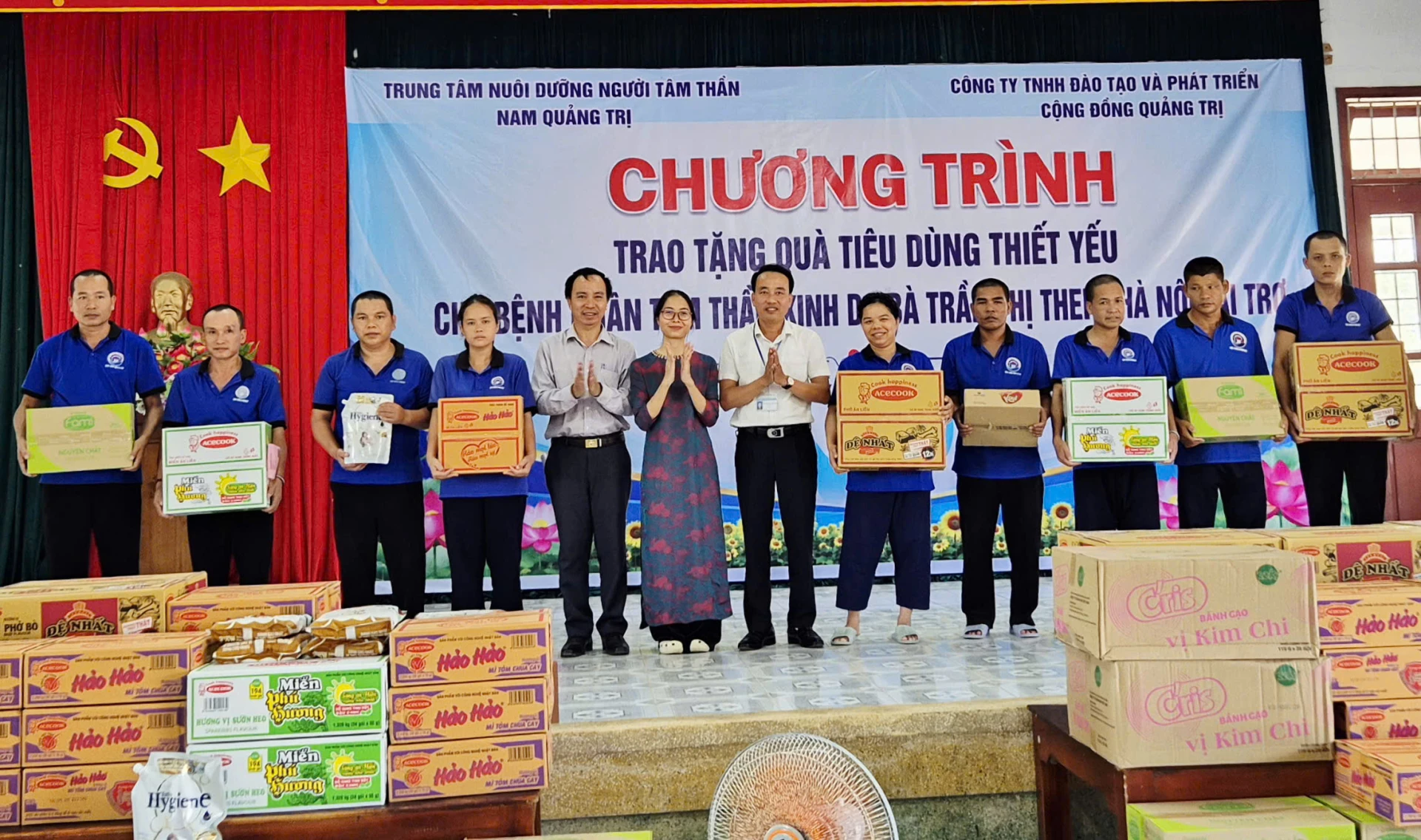 Bà Trần Thị Then, Giám đốc Công ty TNHH Dịch vụ Phần mềm Sao Khuê trao quà cho bệnh nhân tại Trung tâm Nuôi dưỡng người tâm thần Nam Quảng Trị - Ảnh: K.S