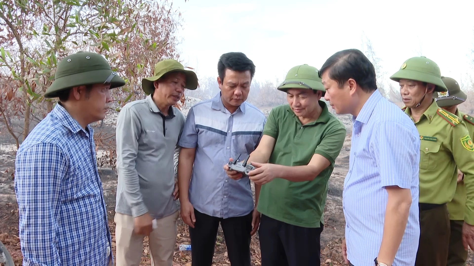 Đồng chí Chủ tịch UBND tỉnh Lê Hồng Vinh chỉ đạo công tác chữa cháy rừng tại xã Ninh Châu vào đầu tháng 6/2026 - Ảnh: K.H