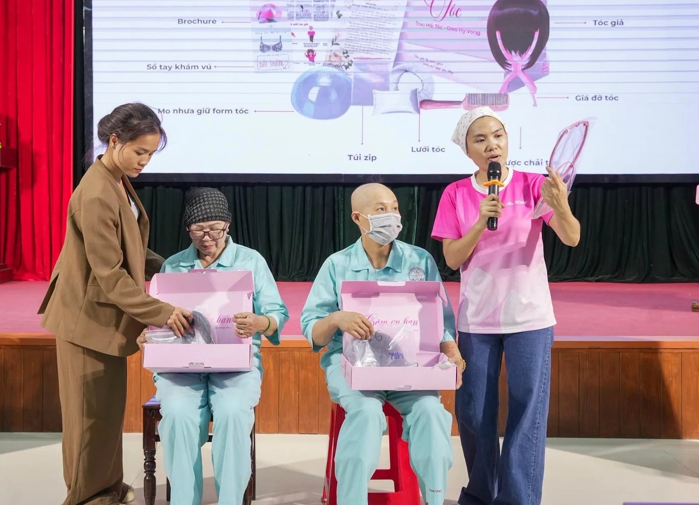 Các thành viên của Mạng lưới Ung thư vú Việt Nam đã trực tiếp hướng dẫn người bệnh cách sử dụng tóc giả. - Ảnh: BVĐK tỉnh