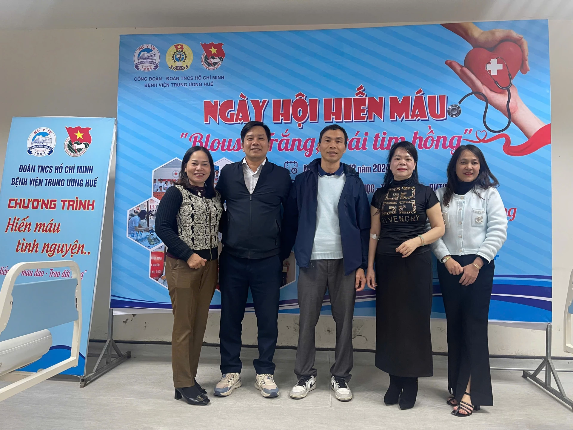 Thành viên Câu lạc bộ Nhóm máu hiếm Rh- Quảng Trị tại ngày hội hiến máu tình nguyện-Ảnh: NVCC