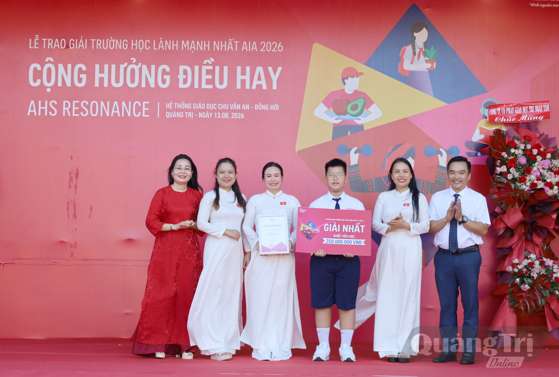 Đại diện AIA Việt Nam trao tặng giải thưởng cho dự án đột phá “Bữa ăn hạnh phúc” của Trường Tiểu học Chu Văn An.