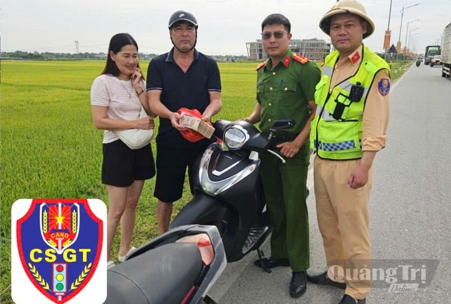 Cán bộ Cảnh sát giao thông trao trả số tiền cho người đánh rơi - Ảnh: T.Đ