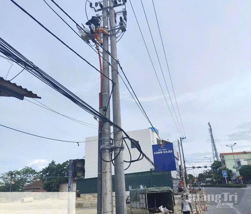 Hành vi tự ý trèo lên cột điện đang vận hành để lắp đặt thiết bị mà không có phiếu công tác của PC Quảng Trị là mối đe dọa nghiêm trọng đến an toàn lưới điện và tính mạng con người (ảnh chụp tại xã Hoàn Lão) - Ảnh: PC Quảng Trị