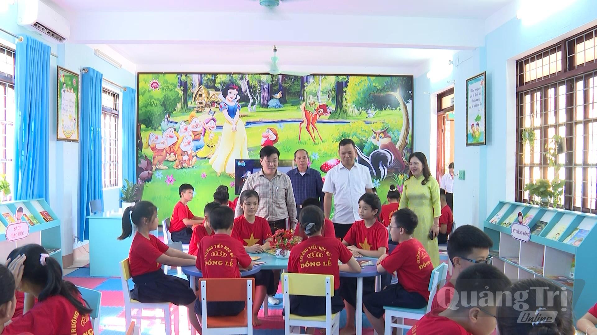 Tổ chức Zhi Shan Foundation bàn giao thư viện thân thiện và tủ sách cho các trường tiểu học trên địa bàn xã Đồng Lê và Tuyên Phú - Ảnh: C.T.V