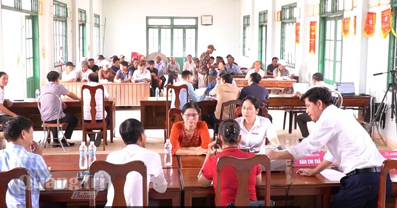 Ủy ban Nhân dân xã Vĩnh Định triển khai thực hiện chế độ, chính sách về bồi thường, giải phóng mặt bằng dự án Quốc lộ 15D cho người dân thôn Kim Long - Ảnh: V.Đ