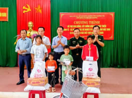 Biên phòng Cồn Roàng: Tặng cây giống, con giống giúp dân Thượng Trạch phát triển kinh tế Bộ đội Biên phòng Cồn Roàng tặng cây, con giống cho người dân xã Thượng Trạch