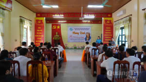 Tổ chức chương trình 'Mẹ đỡ đầu-Trao yêu thương-Thắp sáng ước mơ đến trường'