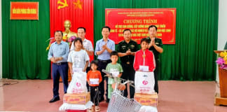 Biên phòng Cồn Roàng: Tặng cây giống, con giống giúp dân Thượng Trạch phát triển kinh tế Bộ đội Biên phòng Cồn Roàng tặng cây, con giống cho người dân xã Thượng Trạch