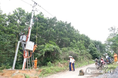 Cấp điện lưới quốc gia cho 100% hộ dân ở bản Lòm-K.Chăm, xã Dân Hóa