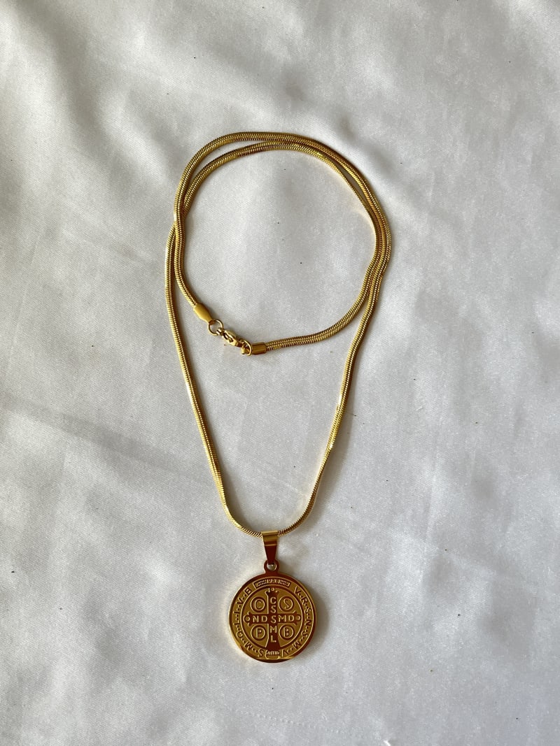 Kalung Liontin Benediktus 2,5 Cm Gold