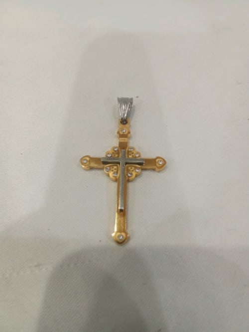 Liontin Salib Sedang