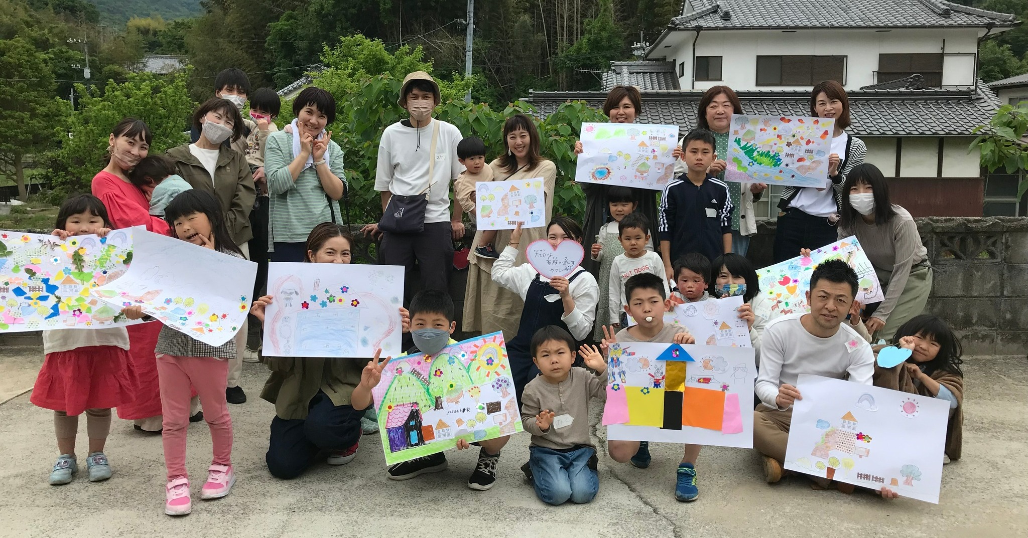 3人が活動している自然な場面