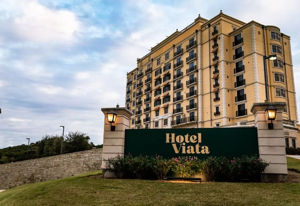 https://res.cloudinary.com/dqz37nntn/image/upload/v1697301337/blog/hotel-viata-case-study/hotel-viata-building_joziru.webp