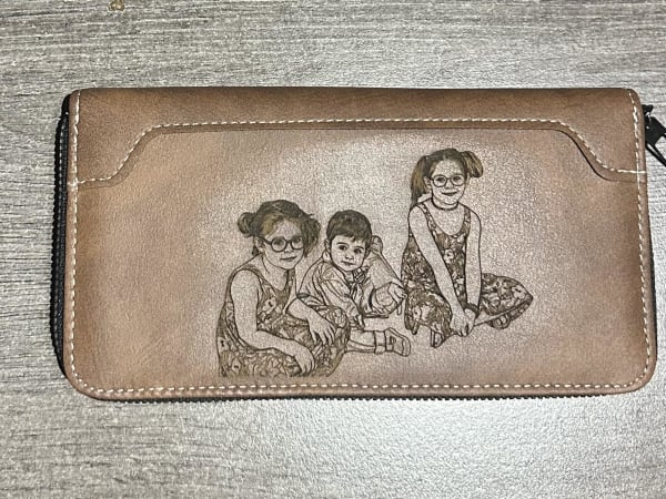 Photo de famille gravée sur un portefeuille en cuir — Créa Laser Bois