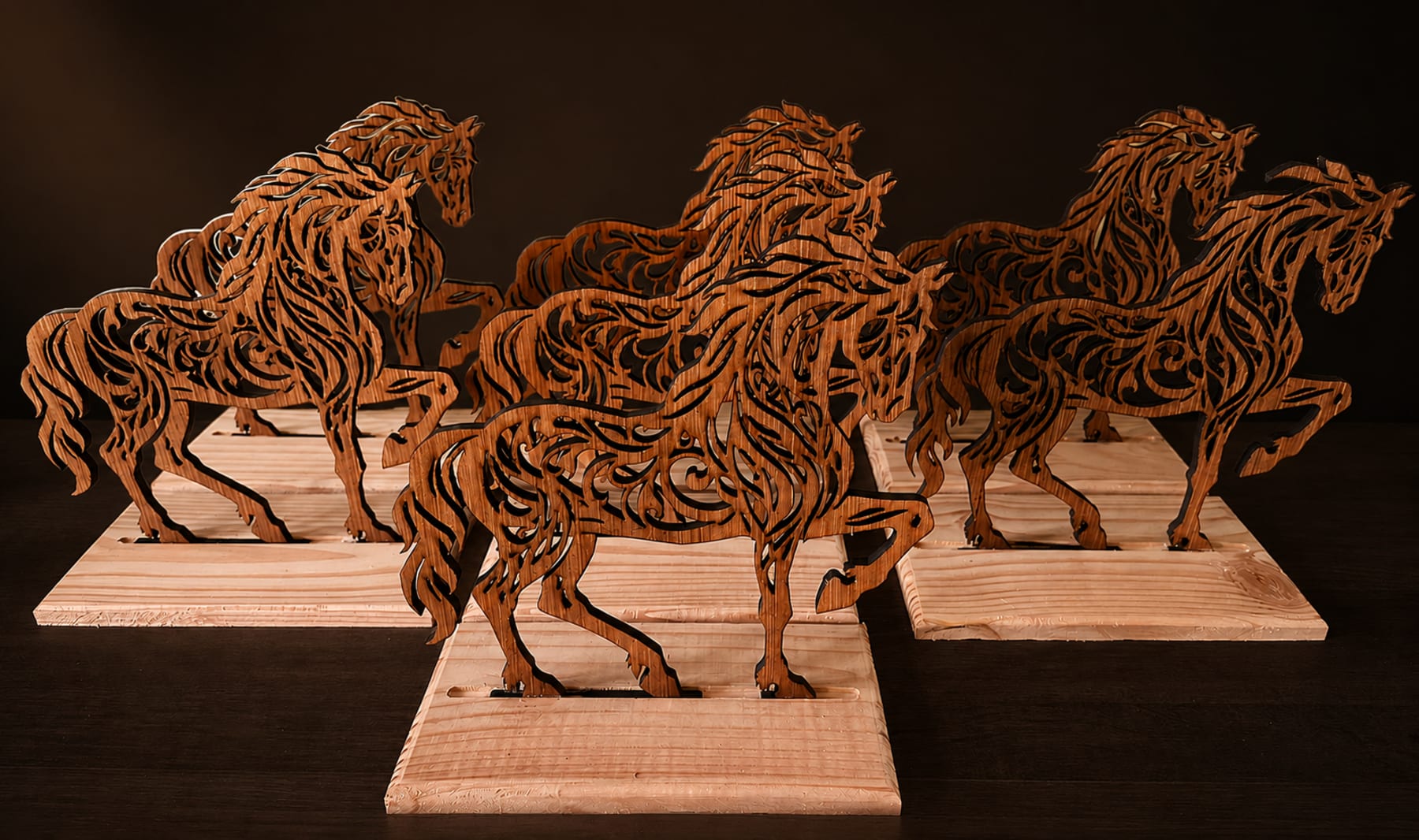 Chevaux gravés et découpés au laser dans du bois — atelier Créa Laser Bois en Gironde