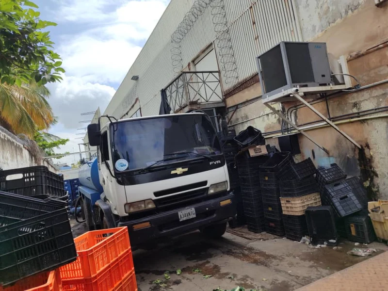 Camión cisterna realizando llenado en industria