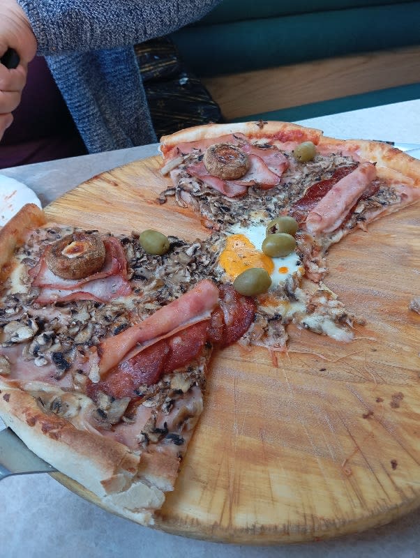 Kaprićoza pica sa jajetom i maslinkama