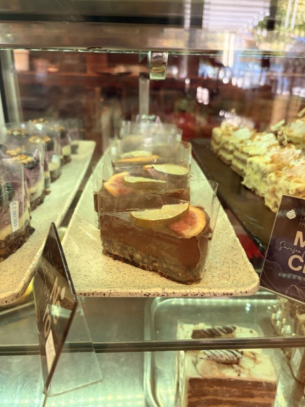 High-protein chocolate and citrus raw cake