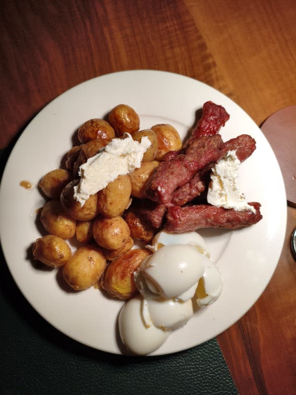 Ćevapi sa mladim krompirićima i jajima
