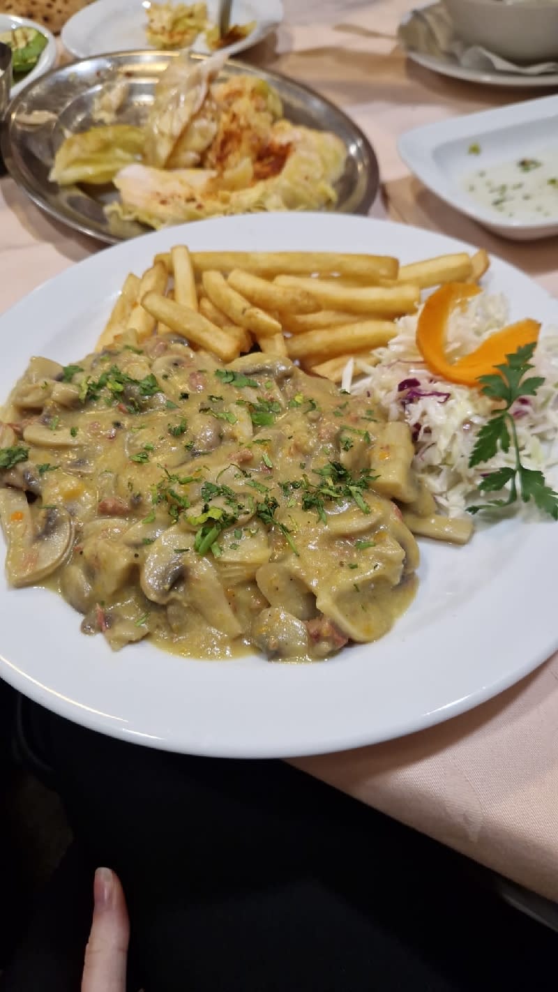 Piletina u krem sosu sa pečurkama i pomfritom