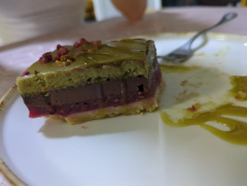 Slojeviti kolač od pistaća, čokolade i malina