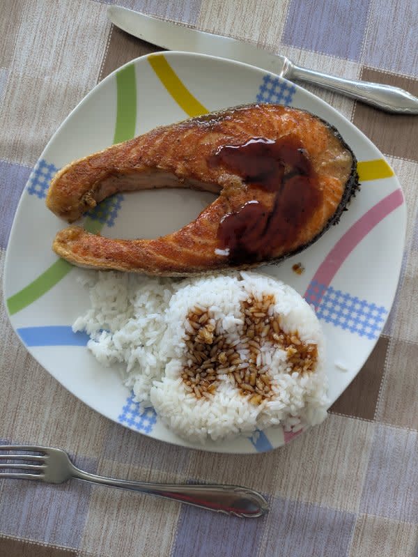 Pečeni losos odrezak sa pirinčem i soja sosom