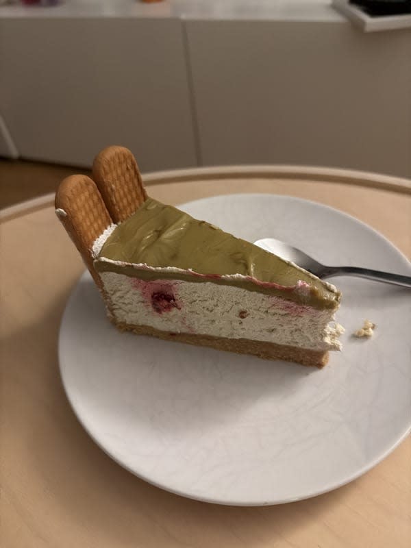 Pistachio and raspberry no-bake cheesecake