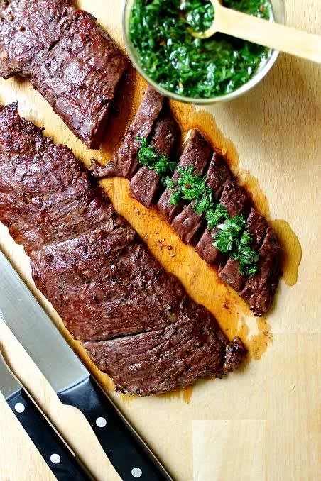 Entraña a la parrilla con chimichurri casero