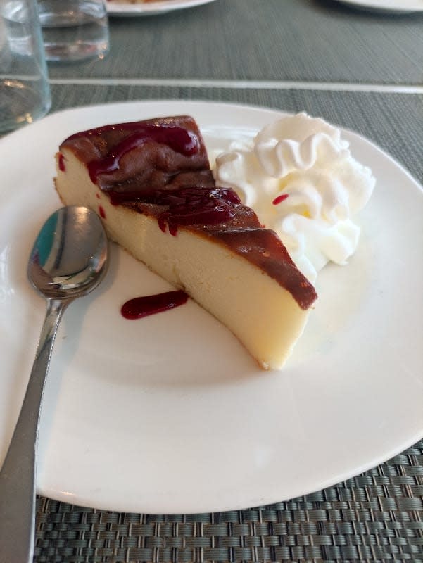 Basque burnt cheesecake with berry coulis