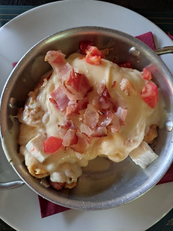 Cheesy baked eggs with crispy bacon and tomato