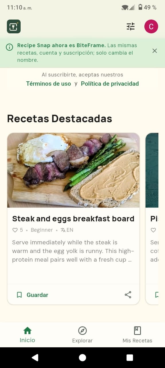 Tabla de desayuno con filete y huevos