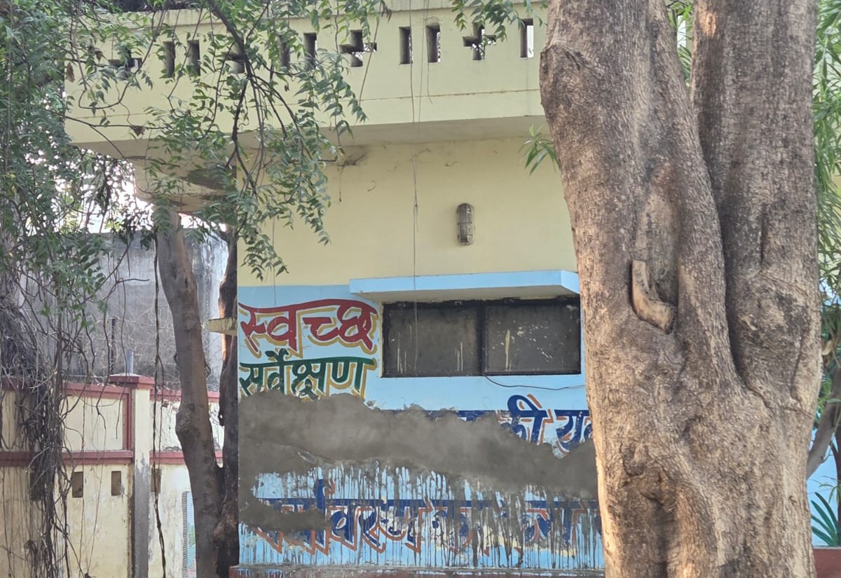 Agra News: ताले में कैद स्वच्छता: आवास विकास सेन्ट्रल पार्क में पिछले कुछ सालों से बंद शौचालय, गंदगी से बेहाल पॉश इलाका