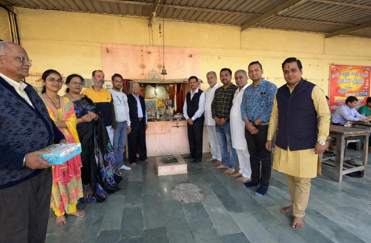 फोटो -कार्यक्रम के मुख्य अतिथि डॉ. विकास शर्मा व अन्य