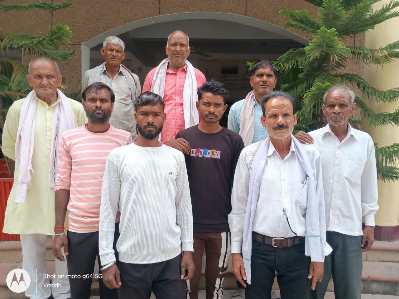 फोटो -परिवार के जीवित सदस्य जिलाधिकारी को शिकायत देकर आते हुए
