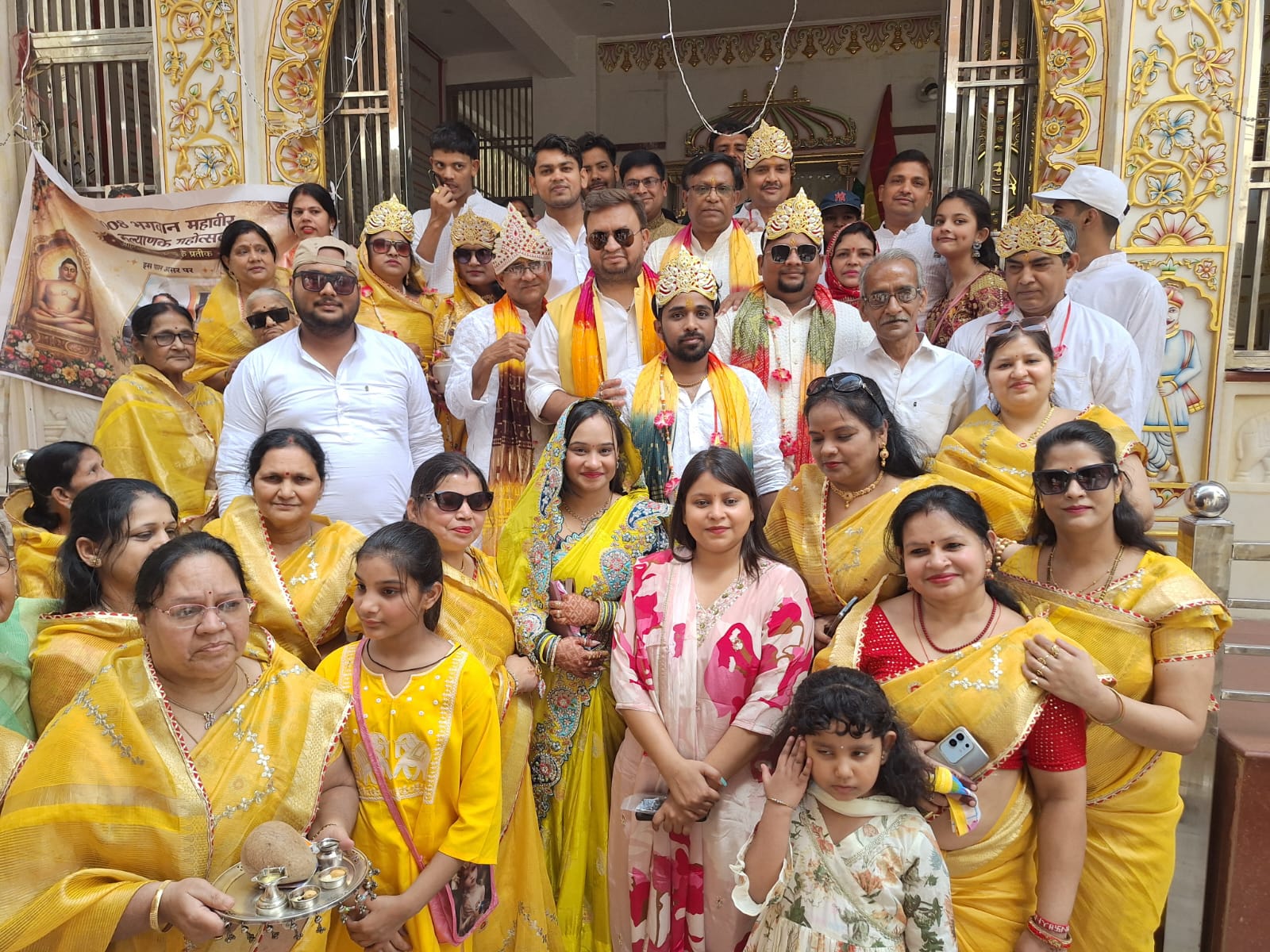 फोटो -जन्मोत्सव में शामिल सकल जैन समाज