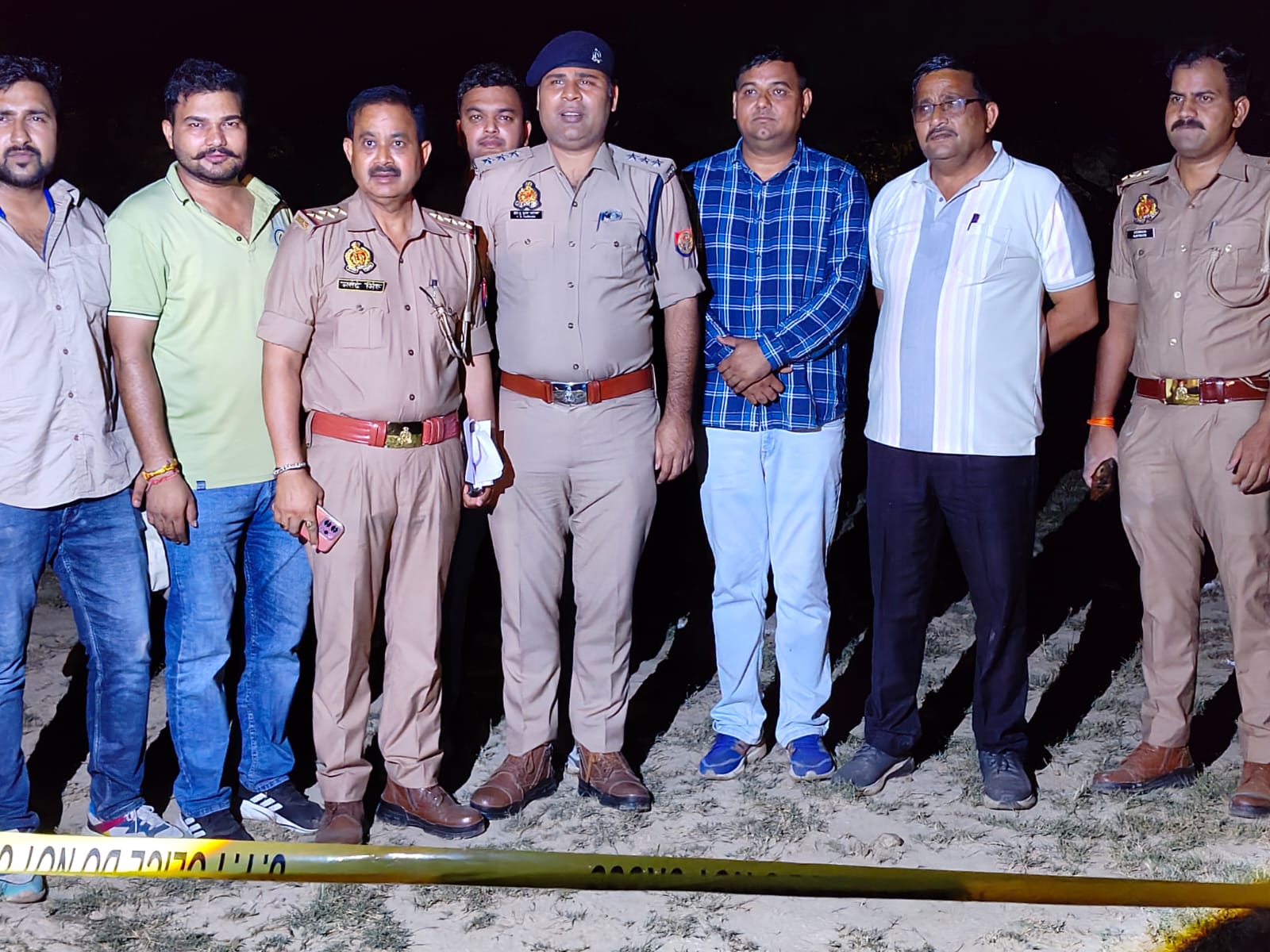 फोटो -मौके पर उपस्थित पुलिस टीम