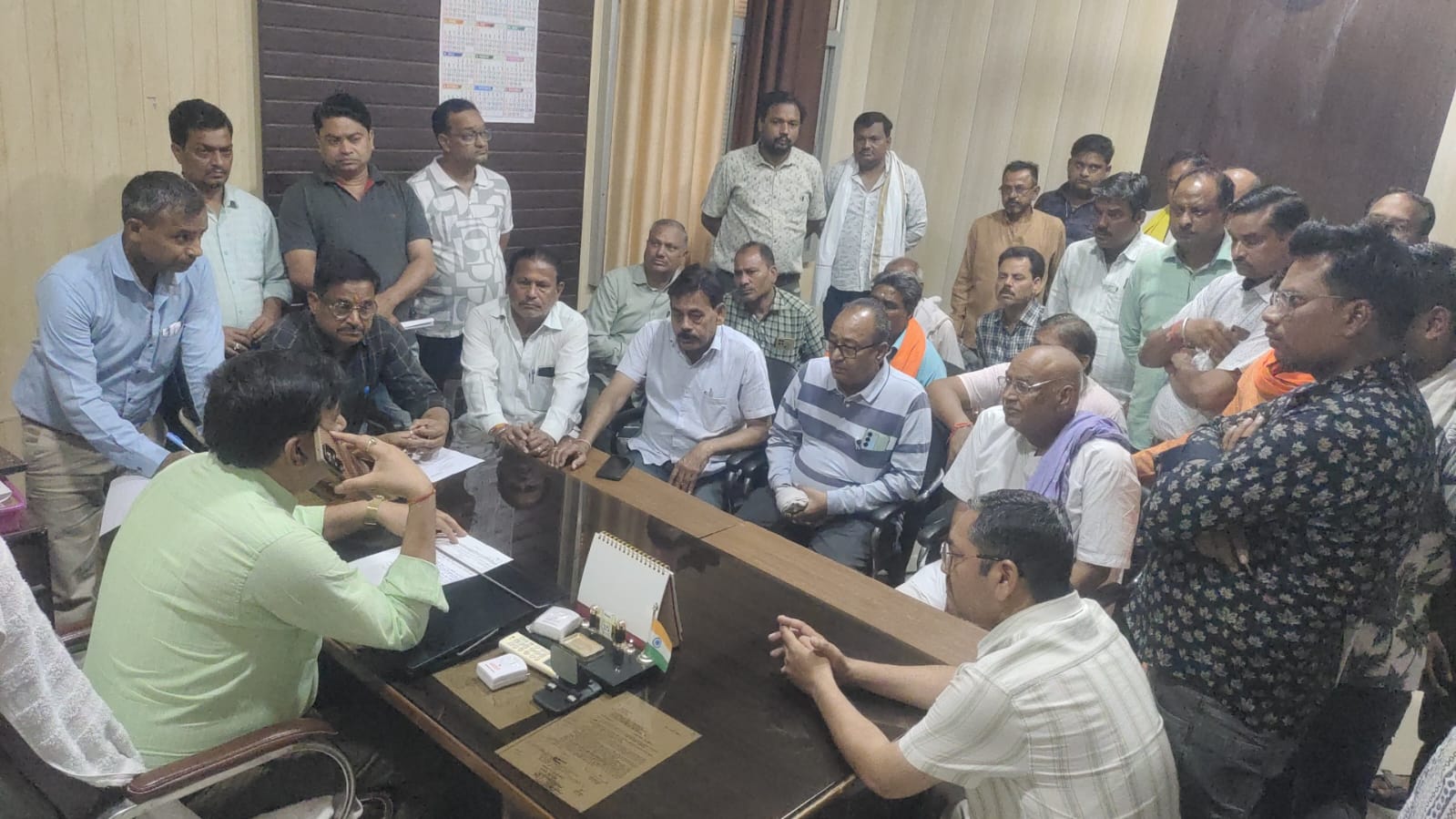 फोटो -वार्ता करते व्यापारी