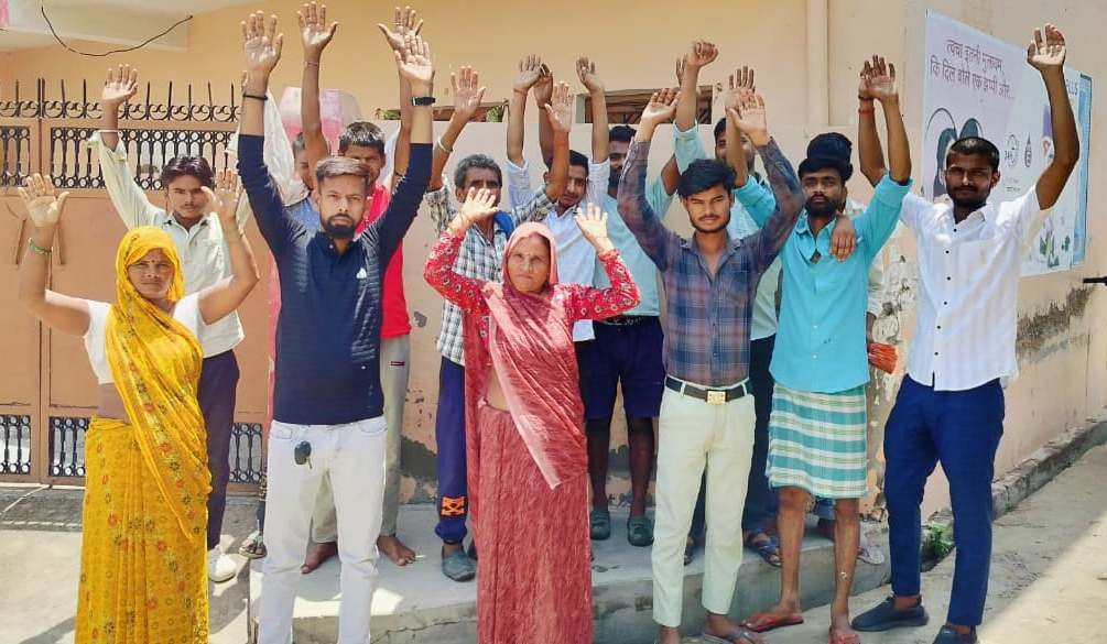 फोटो परिचय-प्रदर्शन करते हुए ग्रामीण।