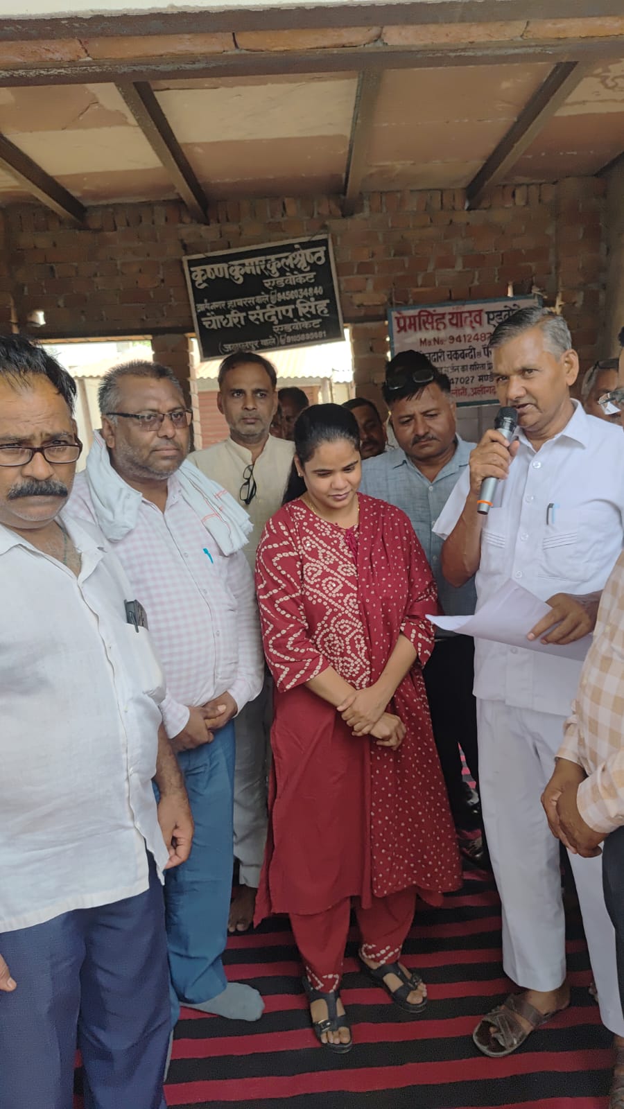 फोटो -धरना प्रदर्शन और हड़ताल को स्थगित करने का प्रस्ताव पारित करते अधिवक्ता