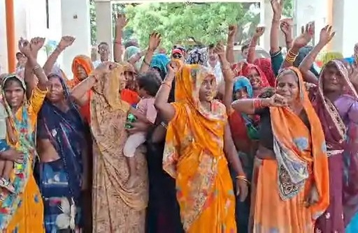 फोटो परिचय- डीएम ऑफिस के सामने प्रदर्शन करती महिलाएं।