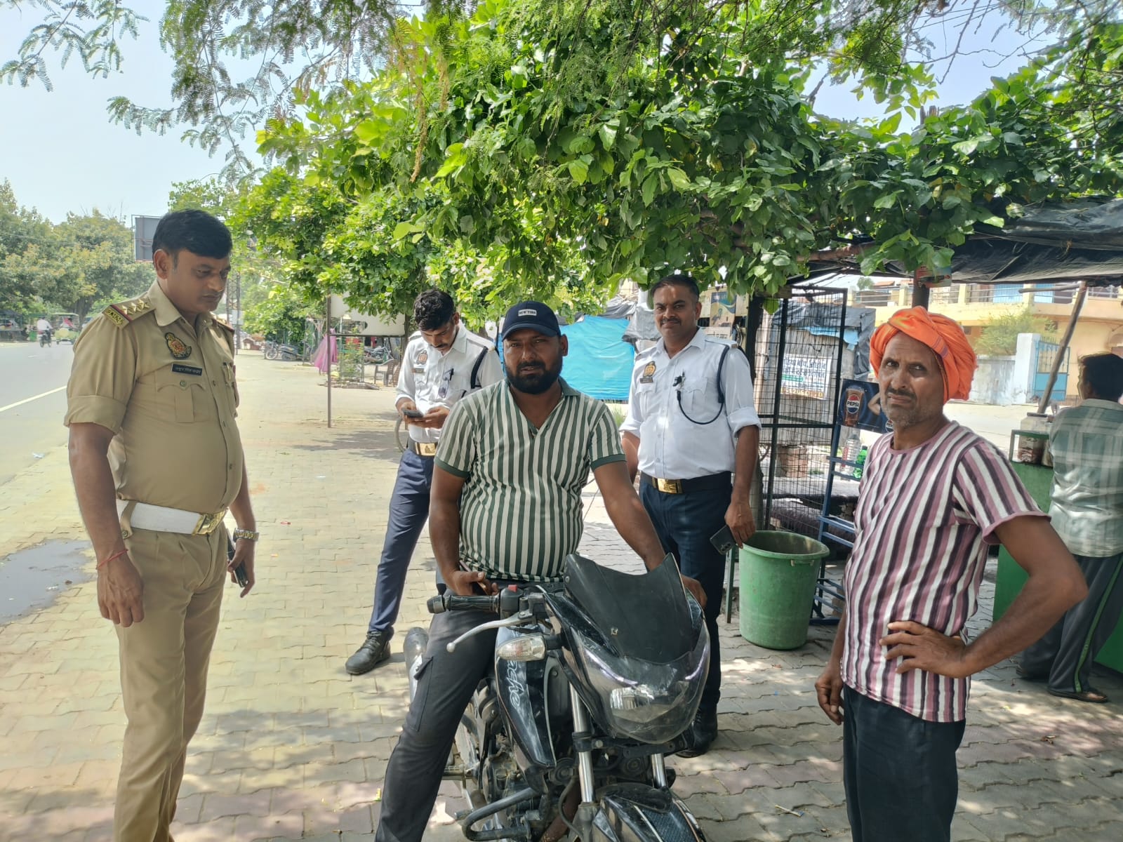 फोटो -टीम के साथ चेकिंग करते टीएसआई अनूप सिंह