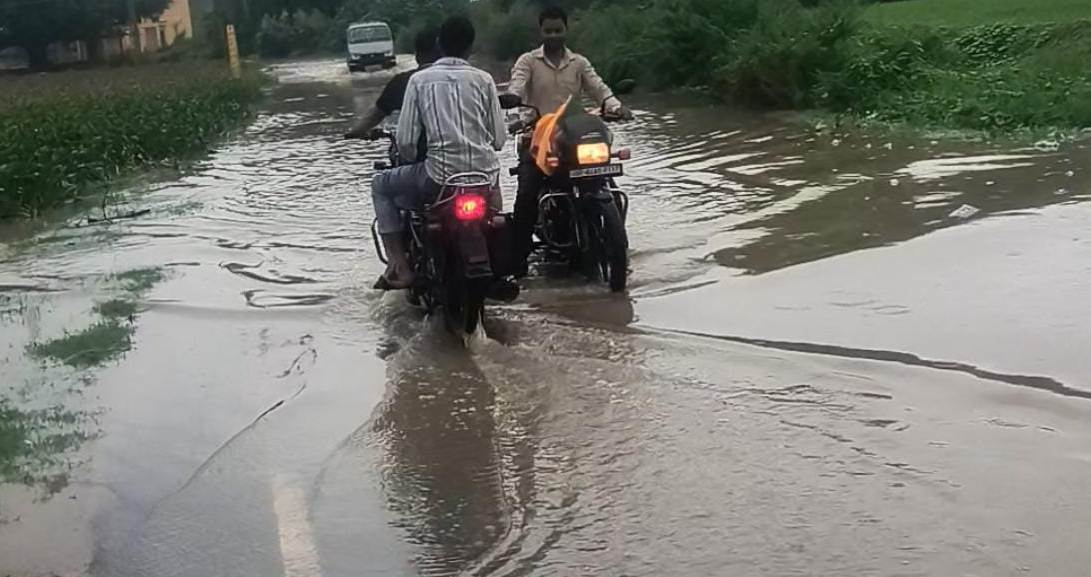 फोटो परिचय-बारिश का पानी सड़क पर भरा हुआ।