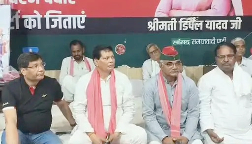 फोटो परिचय-कार्यक्रम में शामिल पूर्व मंत्री दयाराम प्रजापति व अन्य।