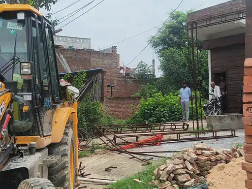 फोटो परिचय-अतिक्रमण को ध्वस्त करता हुआ बुलडोजर।