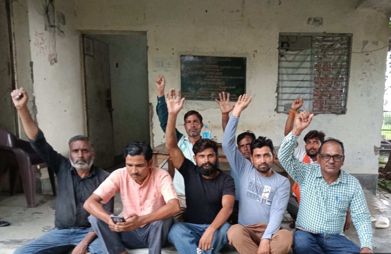 फोटो - बिजलीघर में धरना प्रदर्शन करते संविदा कर्मचारी
