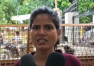फोटो परिचय-एसपी ऑफिस शिकायत करने पहुंची खुशबू।