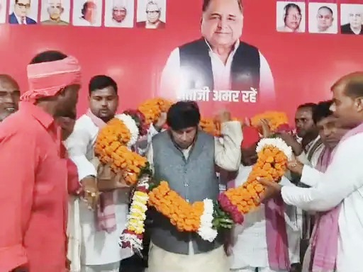 फोटो परिचय-रामजीलाल सुमन का स्वागत करते सपाई।