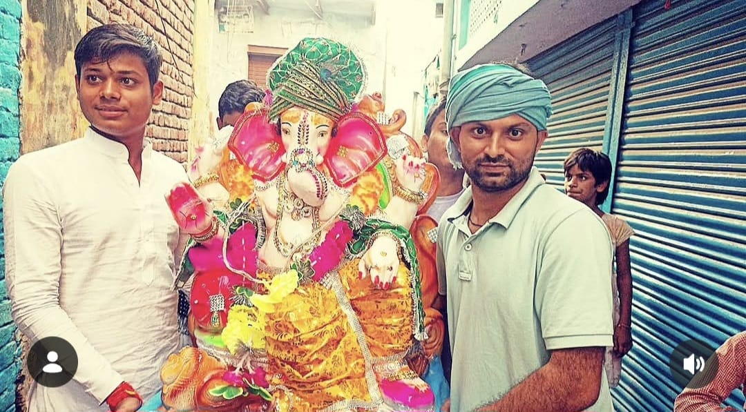 फोटो -प्रतिमा ले जाते भक्त